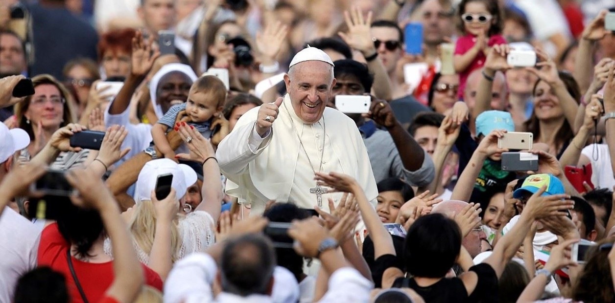 Papa Francisco saludando entre la multitud